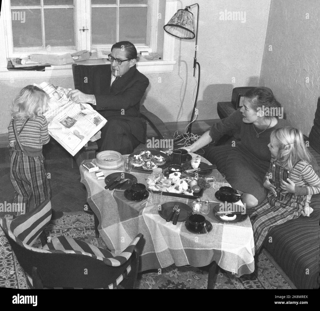 Oslo 19600102. The cartoonist in Dagbladet Fredrik stacked the man behind the Norwegian Dustforbund in his home with the family at the dining table. Stabel reads newspapers and finds gold grains that qualify for writers for membership in the Norwegian Dust Federation. Here (f.) Daughter Kirsten who looks in newspaper, dad Fredrik smokes cigarette, Mrs Liv and daughter Anne-Mette. Photo: Ivar Aaserud Current / NTB Stock Photo
