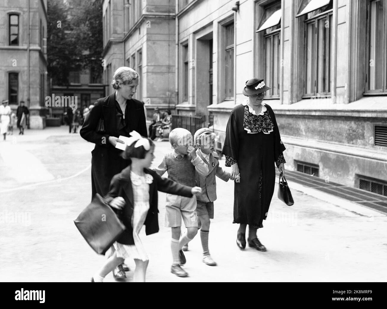 Oslo ca 1935 School start at school in Oslo. First day of school. Children are followed to the school by the mothers, who are stylishly dressed with coats and hats. Boys in short pants and with hats. Photo: NTB / NTB Stock Photo