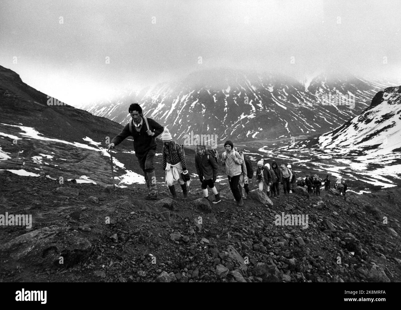 Jotunheimen May 1970. Varden Fjellskole, camp school at Spiterstulen, run by Eiliv Sulheim. School students on a mountain hike. Wolf Stauber shows how to walk in the mountains: short steps - don't talk too much. It takes the breath. Photo: Ivar Aaserud / Current / NTB Stock Photo