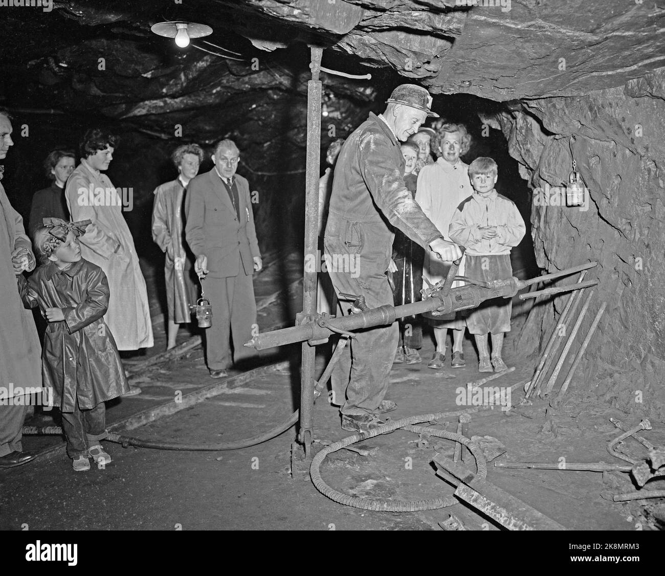 Kongsberg 19550512. Kongsberg Sølvverk photographed on May 12, 1955. The mining company was established in 1623, and belongs to Norway's oldest and most well -known mining. The work is also considered Norway's largest company in pre -industrial times and reached an extent of about 1000 km of mines, 300 shafts and between 1500 and 2000 sharp. Kongsberg Sølvverk was in continuous operation until 1958 (Source: Wiki). Picture: Guided tours of the mines. Photo: SV. / Ntb Stock Photo