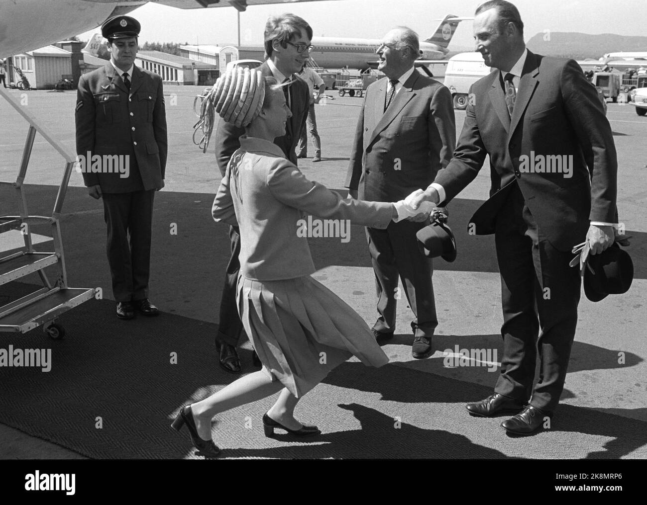 Fornebu July 1, 1973. King Olav turns 70 on July 2, 1973. Here he and Crown Prince Harald welcome royal guests, the princess of Gloucester and Prince Richard, at Fornebu. Picture series, No. 7 out of 11. Photo; Current / NTB Stock Photo