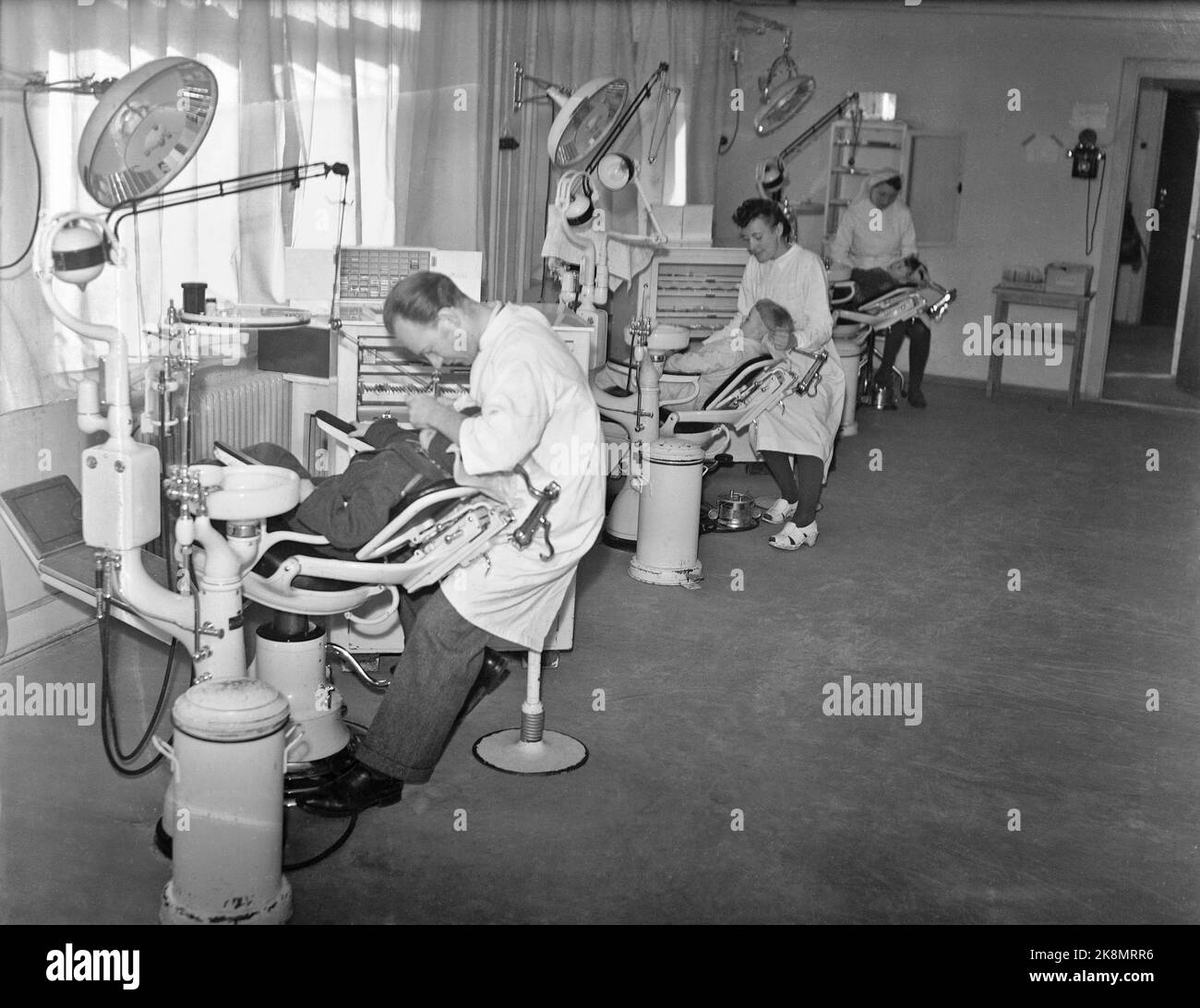 Oslo 19430319: Children in the dental chair at Oslo Municipal folk tank in Møllergata 24. From glass plate. Photo: Aage Kihle / NTB Stock Photo