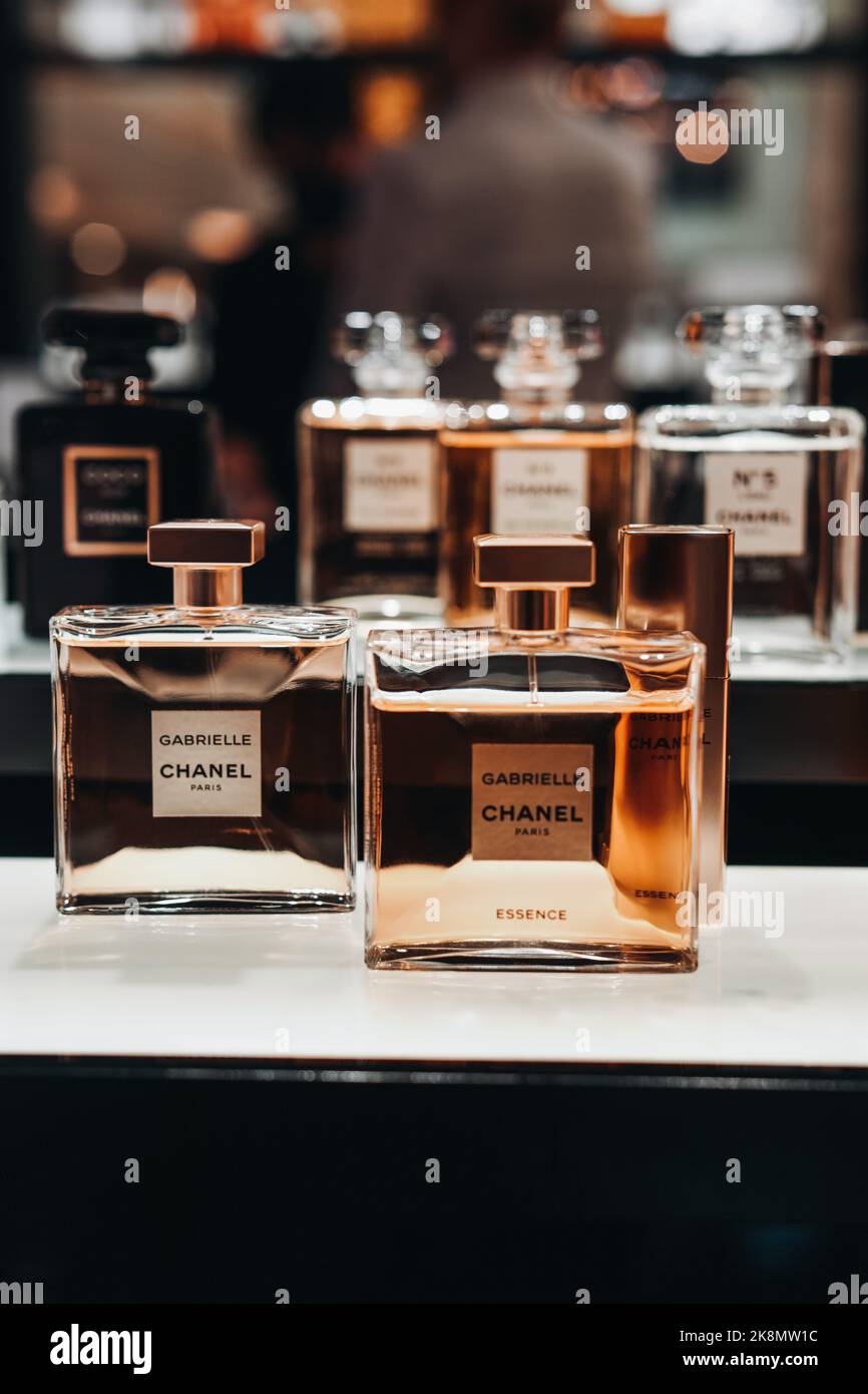 Golden glass bottles Chanel perfume, the first perfume launched by French  couturier Gabrielle "Coco" Chanel. Luxury perfumery Stock Photo - Alamy