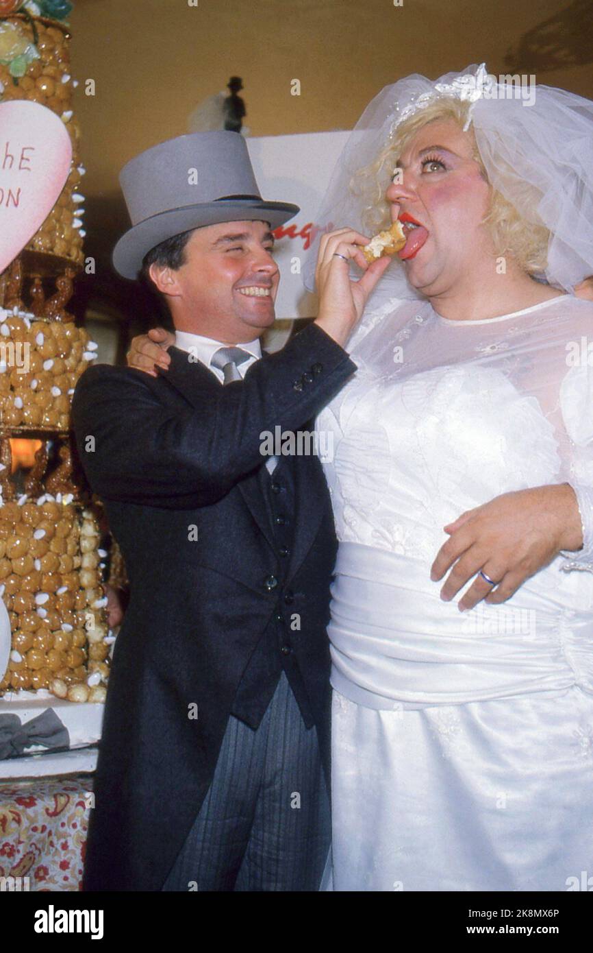 Fake wedding ceremony of French stand-up comedians Coluche (L) and Thierry Le Luron. The Fouquet's restaurant. Paris, September 25, 1985 Stock Photo