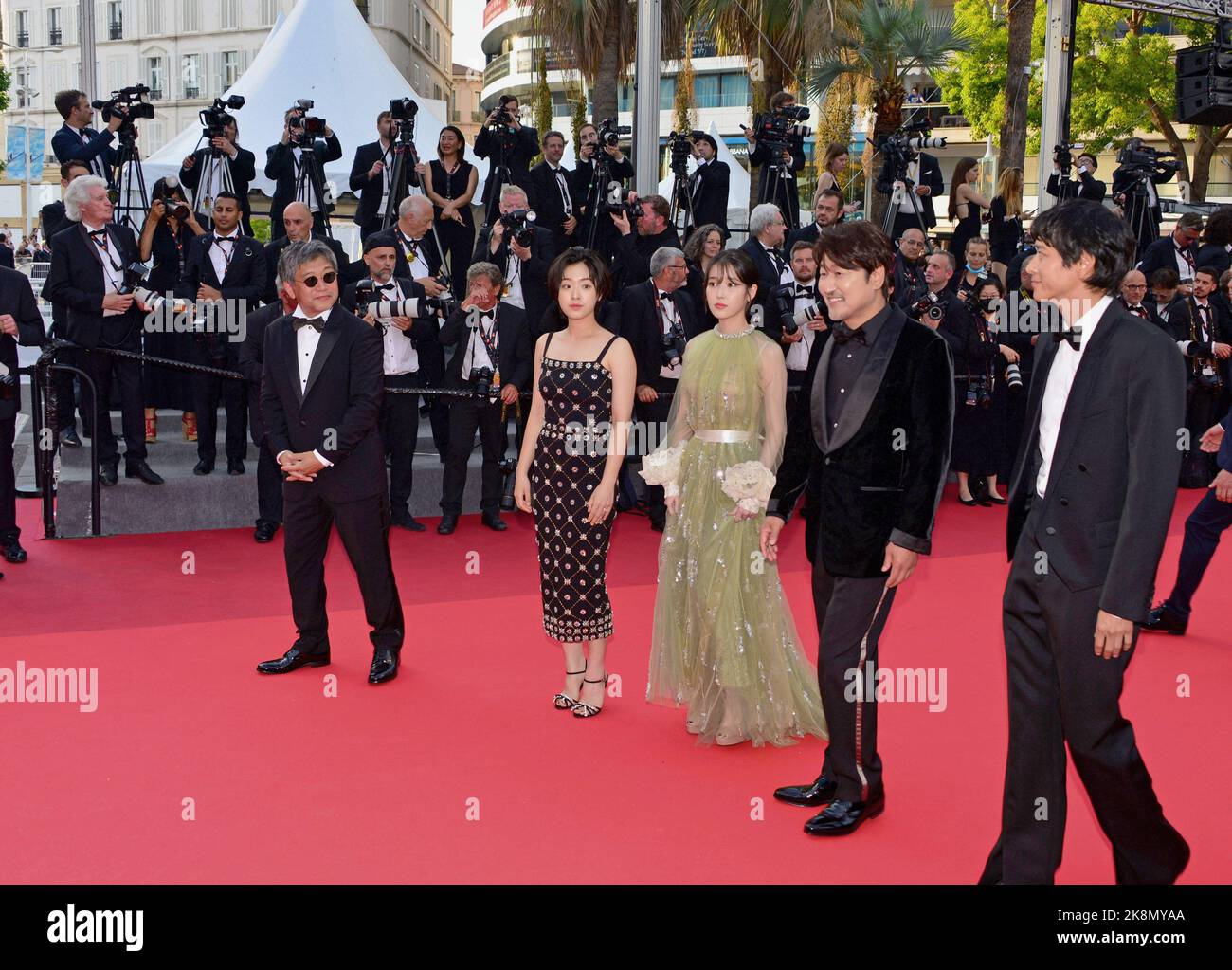 The crew of the film 'Broker': Hirokazu Koreeda, Joo-Young Lee, Hee-jin Choi, Song Kang-Ho, Dong-won Gang 75th Cannes Film Festival: closing ceremony May 28, 2022 Stock Photo