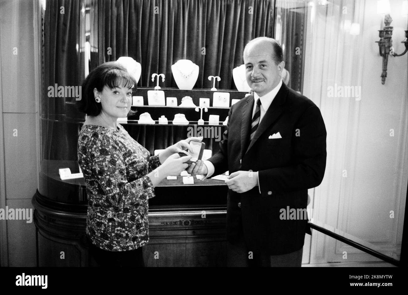 French singer Régine visiting a jewellery in Biarritz, France. September 1964 Stock Photo