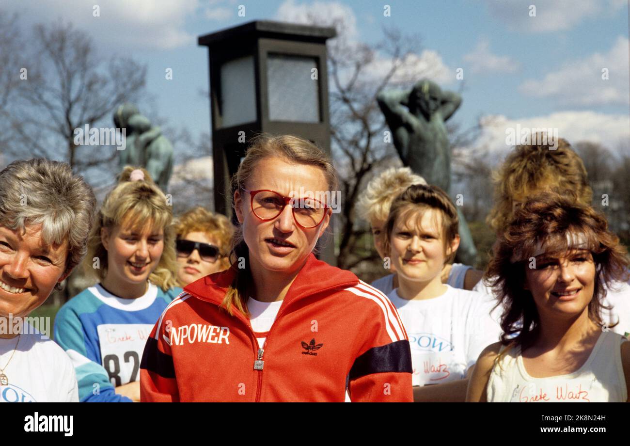 Oslo 19880507: Grete Waitz together with participants during the Gret Waitz race for women in Oslo. Photo: John Srenersen / Scanfoto / NTB Stock Photo