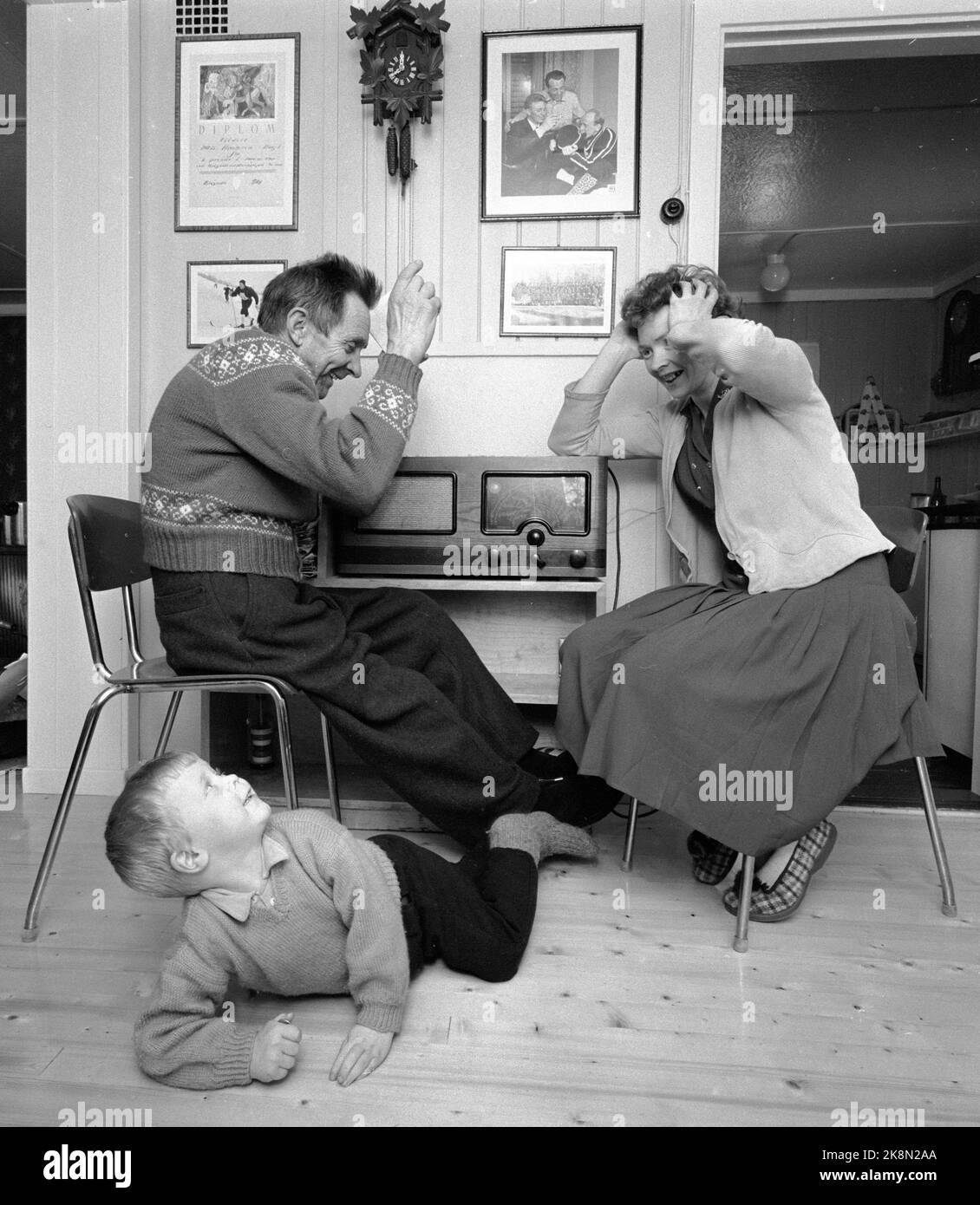 Vingrom 19600223. Dad Anton Brusveen with his wife of Håkon Brusveen, Randi and three -year -old Tormod is listening to the radio that Håkon Brusveen is taking gold at 15 km cross -country skiing in the Squaw Valley Olympic Games. Photo: Current Archive / NTB Current 12-09-1960 Stock Photo