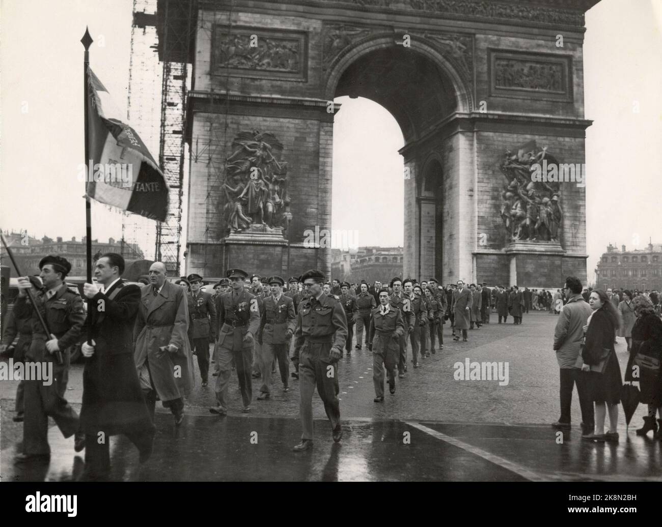 Paris 1948: The heavy water saboteurs parades along with other parachute soldiers in Paris after participating in a memory holiday of the unknown soldier's tomb. The soldiers were in Paris in connection with the screening of the movie 'The battle for the heavy water' where several of the saboteurs played themselves. Photo: NTB Archive / NTB Stock Photo