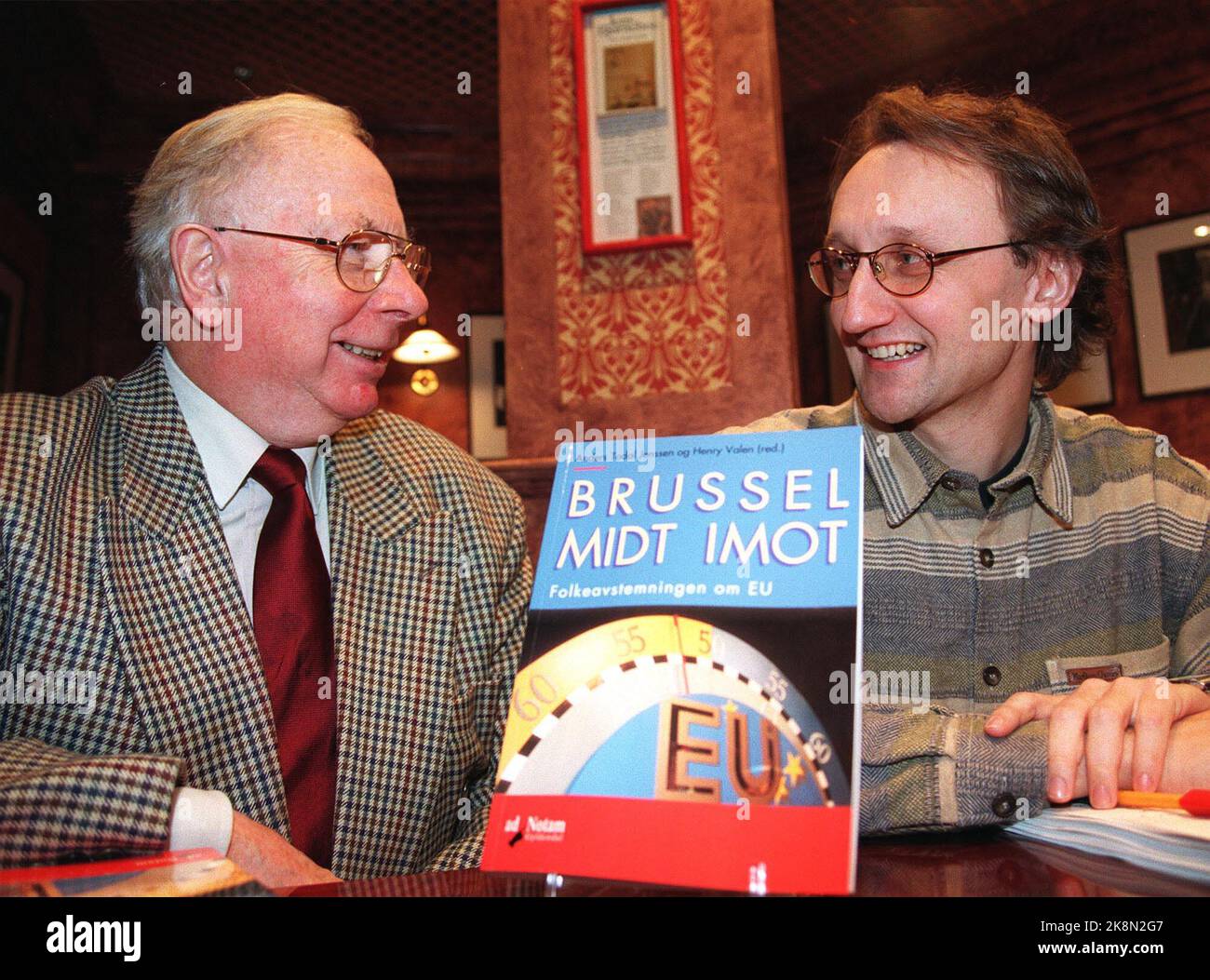 Oslo 19960116: The EU battle seems to have created lasting changes in the strength of the political parties. On the other hand, the EU case may have helped to weaken the ties between the parties and voters more permanently, researchers Henry Valen (to V) and Anders Todal Jenssen believe, who on Tuesday presented the research report 'Brussels opposite'. The book is an analysis of the EU elections in the fall of 1994. Photo: Bjørn Sigurdsøn / NTB / NTB Stock Photo