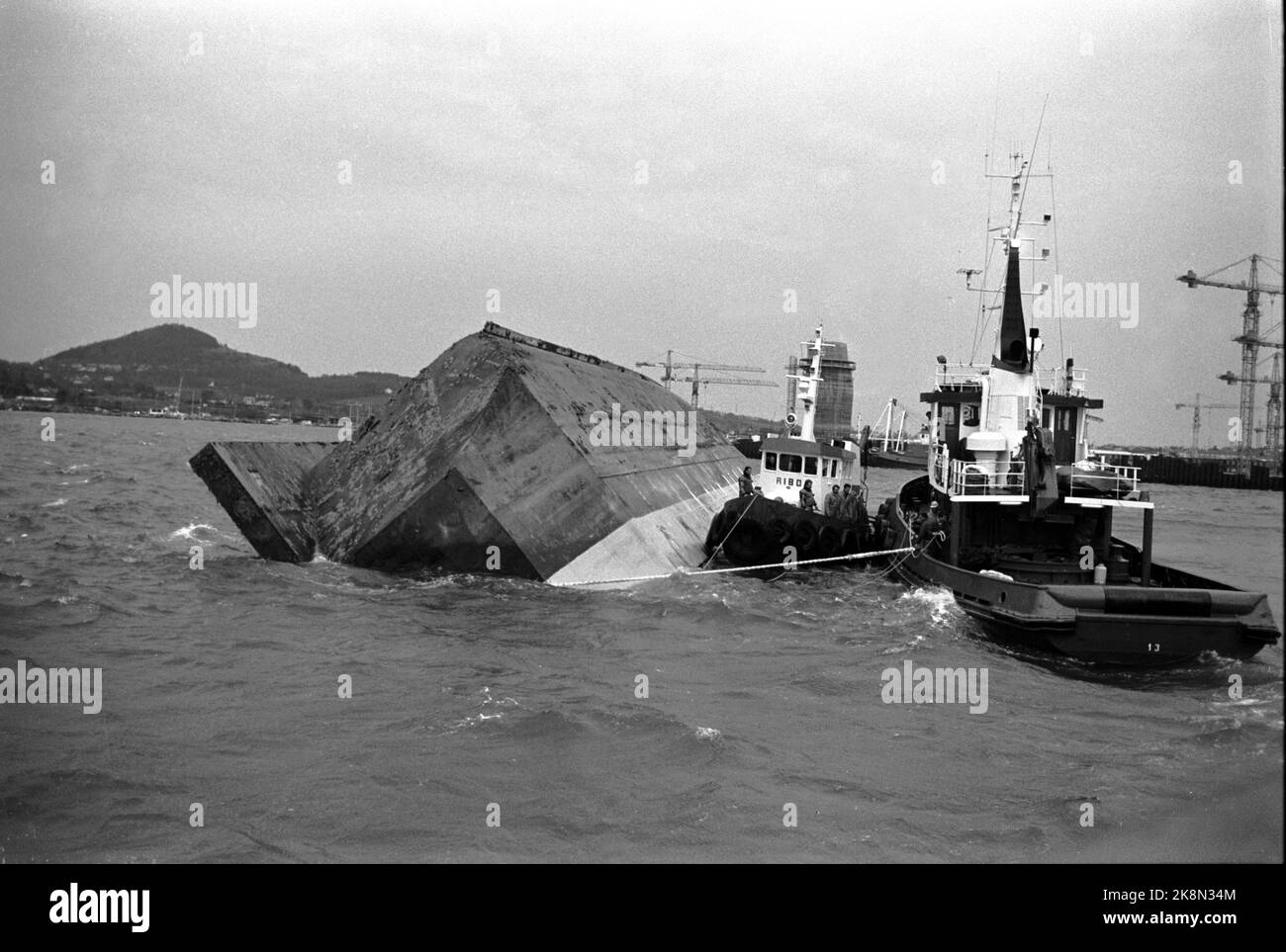 Stavanger 19851105: The cement vessel Concem crashed during the work on Gullfaks B Platform in the Gandsfjord, and 10 people perished. Here the overturned cement bargain. Ships with divers are looking for those killed. Photo: Jens O. Kvale / NTB / NTB Stock Photo