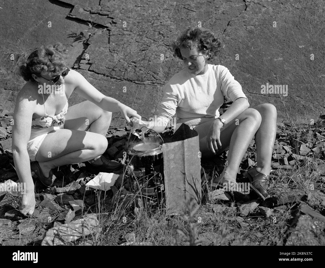 Oslo in the summer of 1951 out on tour, never mad! NTB staff on land / camping. Coffee is cooked on primus. Photo: NTB / NTB Stock Photo