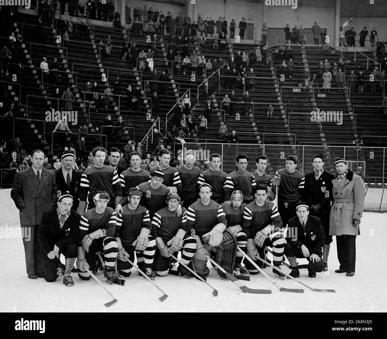 19520225 hires stock photography and images Alamy