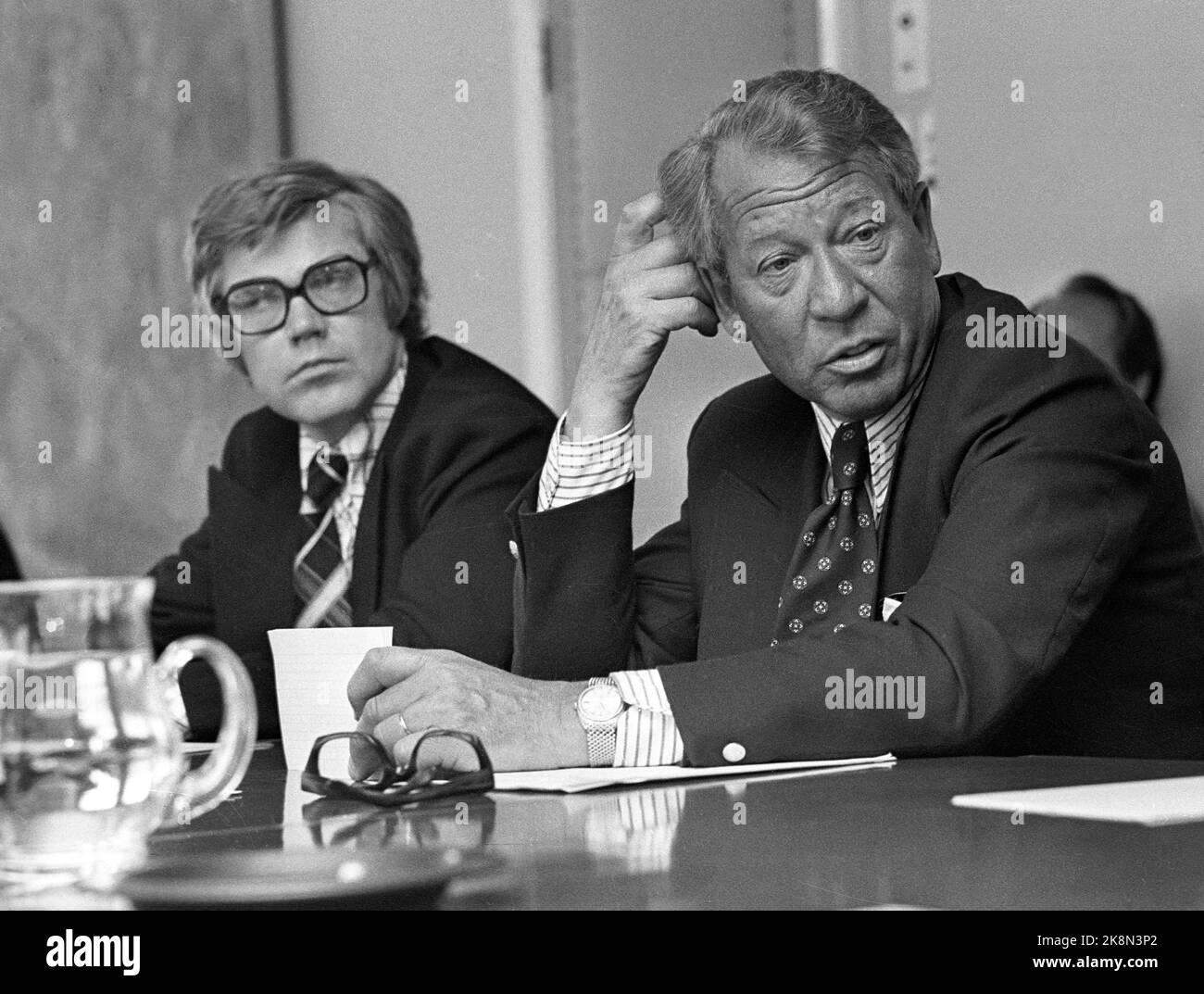 Oslo 197406: Minister of Trade Jens Evensen (t.h.) holds a press conference in the Ministry of Foreign Affairs, and informs about the impending marine law conference in Caracas at a press conference in Oslo on June 18, 1974. To the V. State Secretary in the Ministry of Trade, Arne Treholt. Treholt, later agency manager at the Ministry of Foreign Affairs, was arrested on January 23, 1984 at the Oslo Airport Fornebu, suspected of espionage. (NEG 29310) - - The picture is about 15 MB - - NTB archive photo Stock Photo