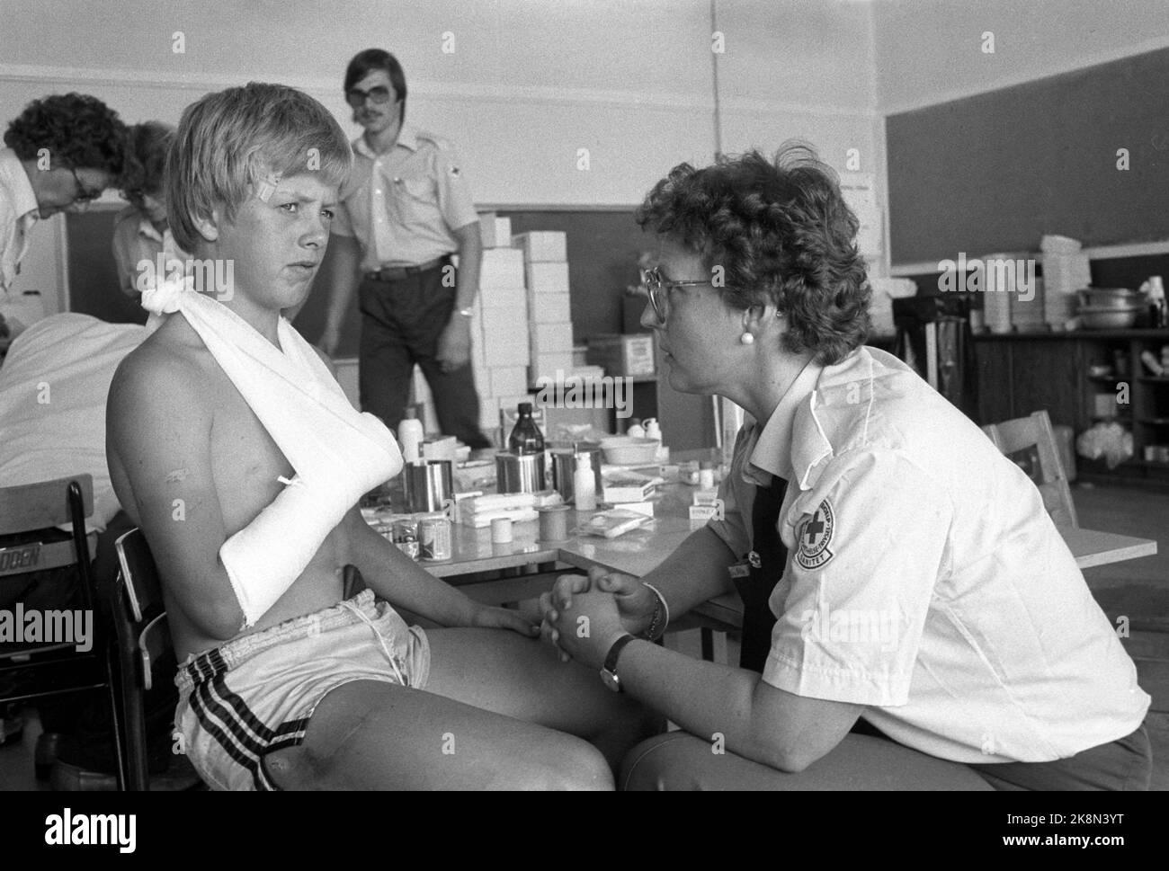 Oslo 19820802. Norway Cup1982 10th anniversary. International football tournament for children and youth at Ekebergsletta. Here is a football player treatment at the medical room. The entire Ekeberghallen has been used to saturate the 10,000 hungry football players. Photo: Inge Gjellesvik / Bjørn Sigurdsøn NTB / NTB Stock Photo