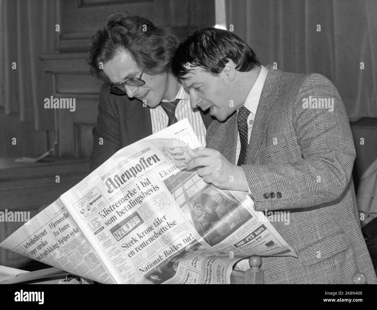 Oslo 19880502: The former stockbroker of the Norwegian Creditbank (DNC), Philippe Hecker, photographed during the lawsuit against him in the Oslo Court. Hecker is charged with gross financial adultery against his former employer. The picture: Philippe Hecker reads about the case in the newspaper Aftenposten. Here together with one of his defenders, lawyer Svein Harald Nordhus (t.v.). Photo: Inge Gjellesvik / NTB / NTB Stock Photo