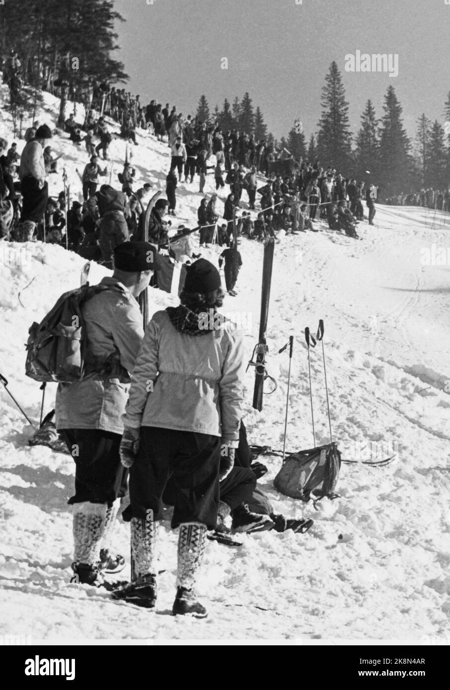 Winter Olympics 1952, Oslo. Slalo for women and men went in the Rødkleiva. Here from the ground, with many spectators dressed in contemporary 50s fashion, with anorak, nodding, beexi stitches, backpacks and hats. People had skis and enjoyed themselves in the ground in the sun. Photo: NTB / Archive / NTB Stock Photo