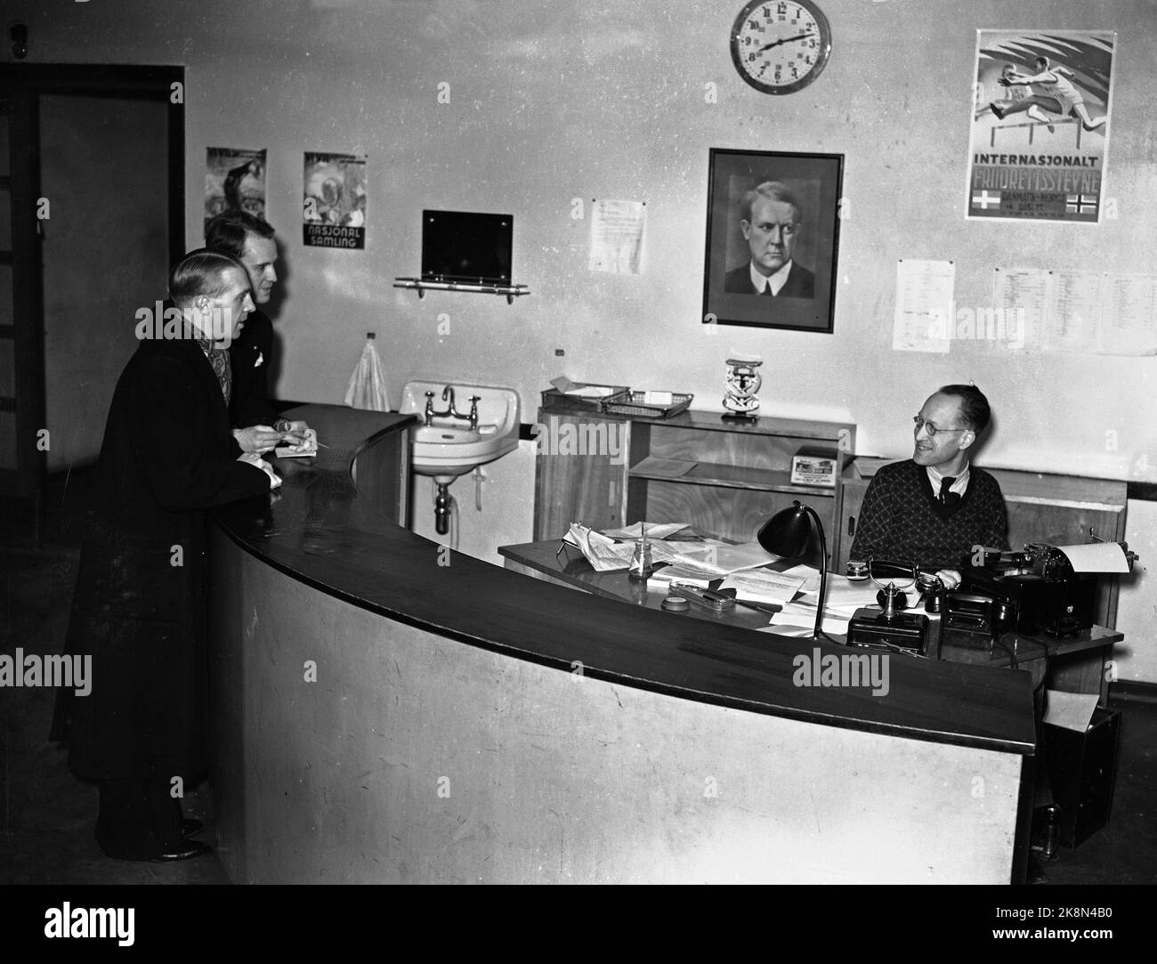 WW2 Oslo 19411120 The reception in free people with a portrait of Vidkun Quisling on the wall. Free people, main body for the National Assembly, published 1936-45. The newspaper started as a daily newspaper in Oslo, but came as a weekly magazine until March 30, 1940, when it began to publish again every day. Last edition published May 7, 1945. (Source: Large Norwegian Lexicon.) Photo: Johnsen / NTB *** Photo not image processed ***** Stock Photo