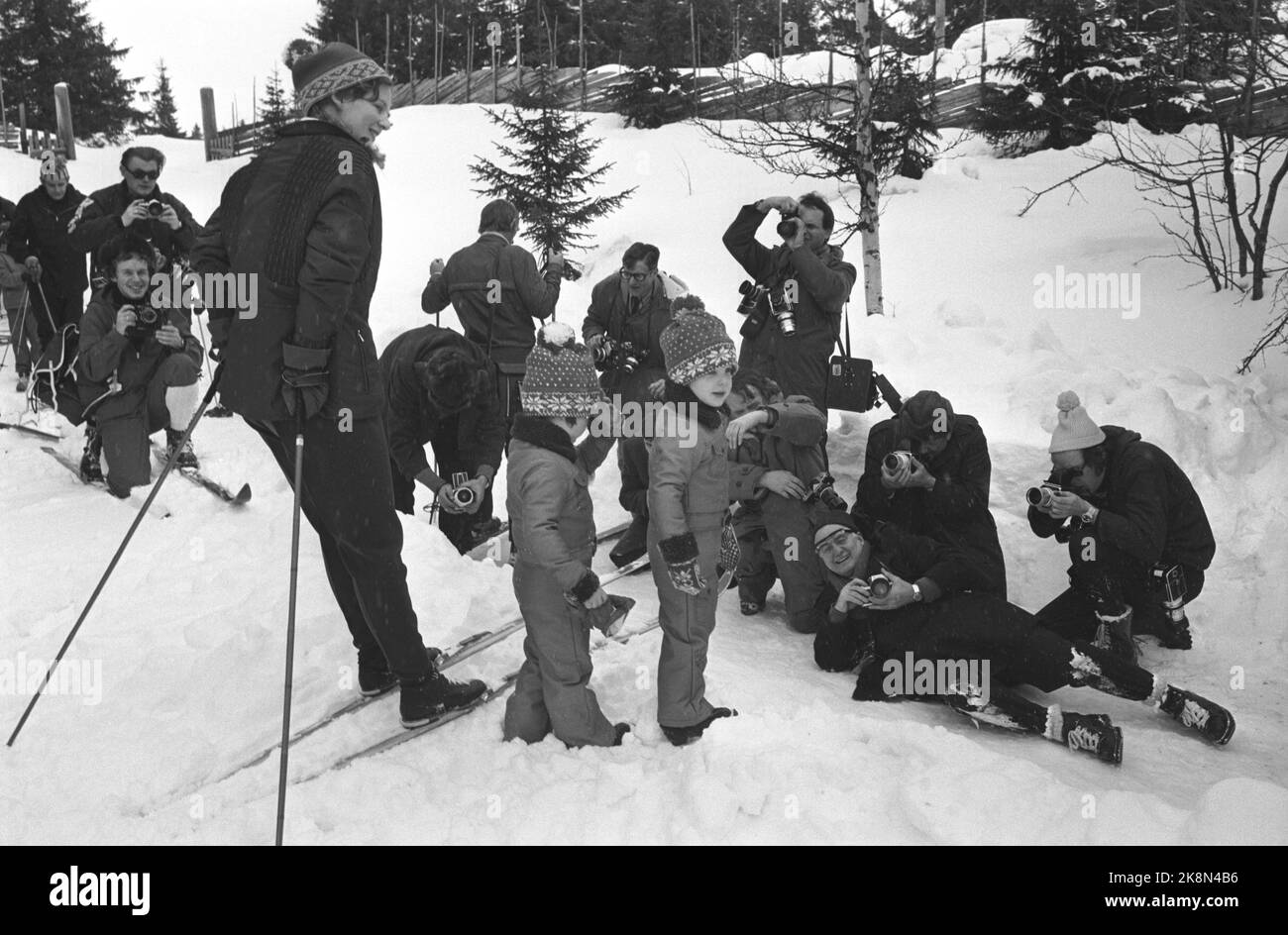 Gausdal February 1973. Queen Margrethe of Denmark has expanded her 3 -day official visit to Oslo with a week of winter holidays in Gausdal at a shipowner's cabin. She has with the family, Prince Gemalen Prince Henrik and the two children inheritance prince Frederik and Prince Joachim. Here is the stand for the photographers. Photo: Ivar Aaserud / Current / NTB Stock Photo