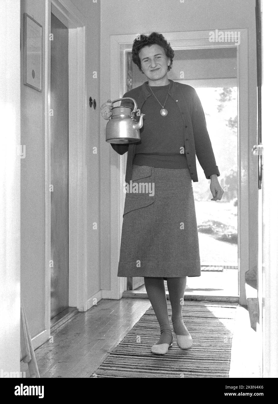 Nesodden 19581206. Author Eva Ramm has attacked society's holiest animals: the perfect housewife. Care the house a little less and marriage much more! is the moral of the debut book 'with dust on the brain'. Here Eva comes with freshly drawn coffee in the coffee pot. Photo: Sverre A. Børretzen Current / NTB Stock Photo