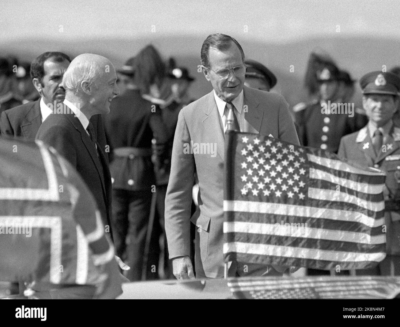 Oslo 19830629. USA Vice President George Bush on an official visit to Norway. The Vice President arrives at Oslo Airport Fornebu. Prime Minister Kåre Willoch (H) t.v. Photo: Henrik Laurvik / NTB Stock Photo
