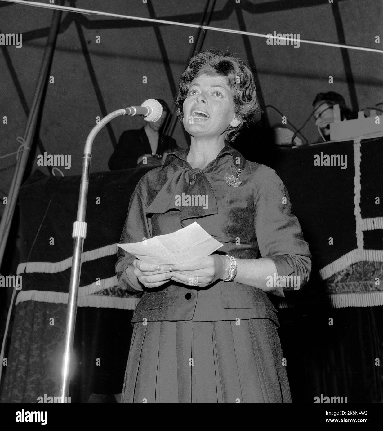 Moroculi 19591003: Norwegian-Swedish radio entertainment is produced in a tent on the border between Norway and Sweden. During the opening show, The singer Lys Assia. She sang her big butcher 'O Mein Papa'. Here in action. Photo: Storløkken / Current / NTB Stock Photo