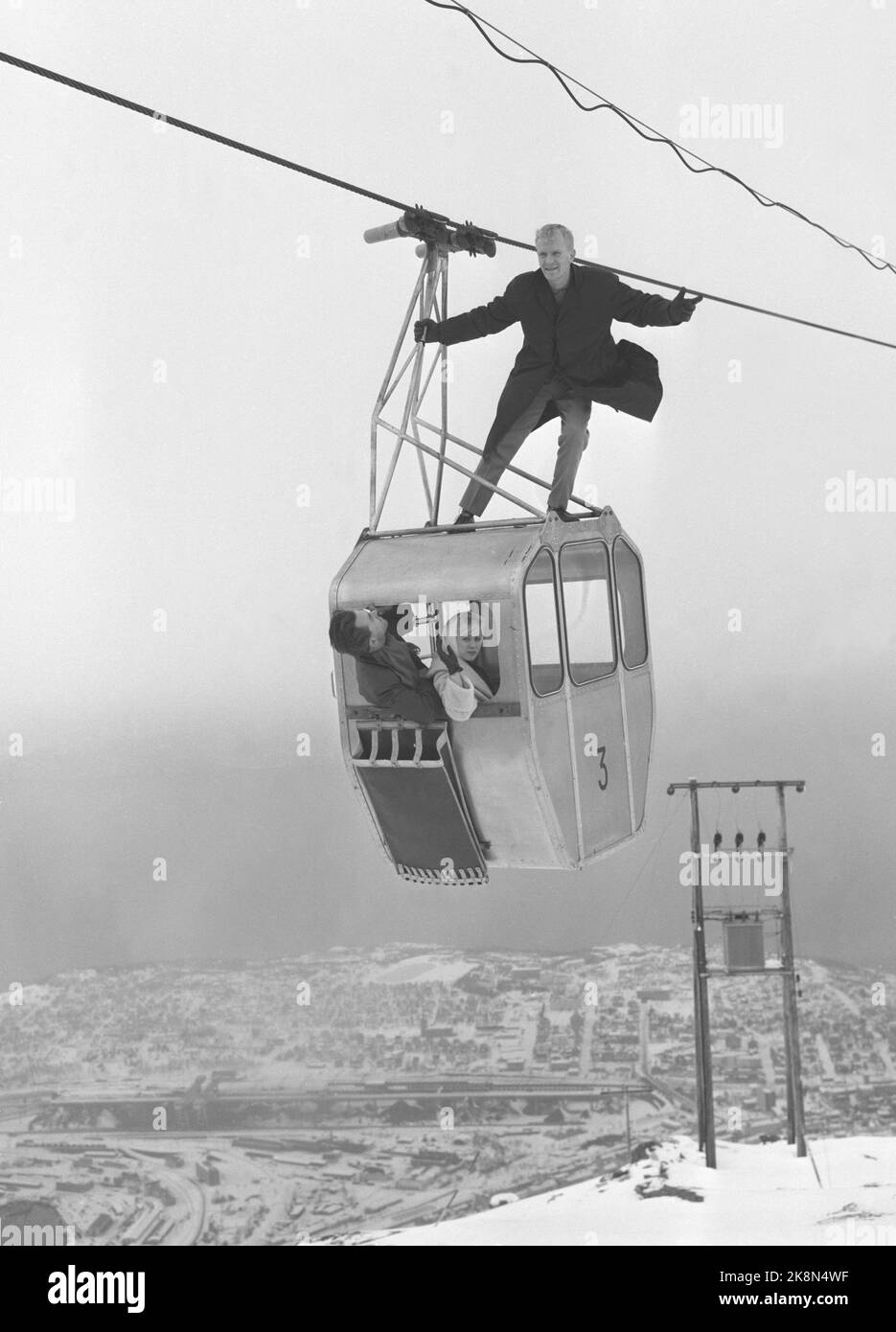 Narvik 19620414. Artist Jan Høyland (23 years) hovers over the city of Narvik with the cable car with his wife. In Narvik he broke through as an artist, but now Høiland wants no more he has had enough of what is called Showbusiness. Photo: Aage Storløkken Current / NTB Stock Photo