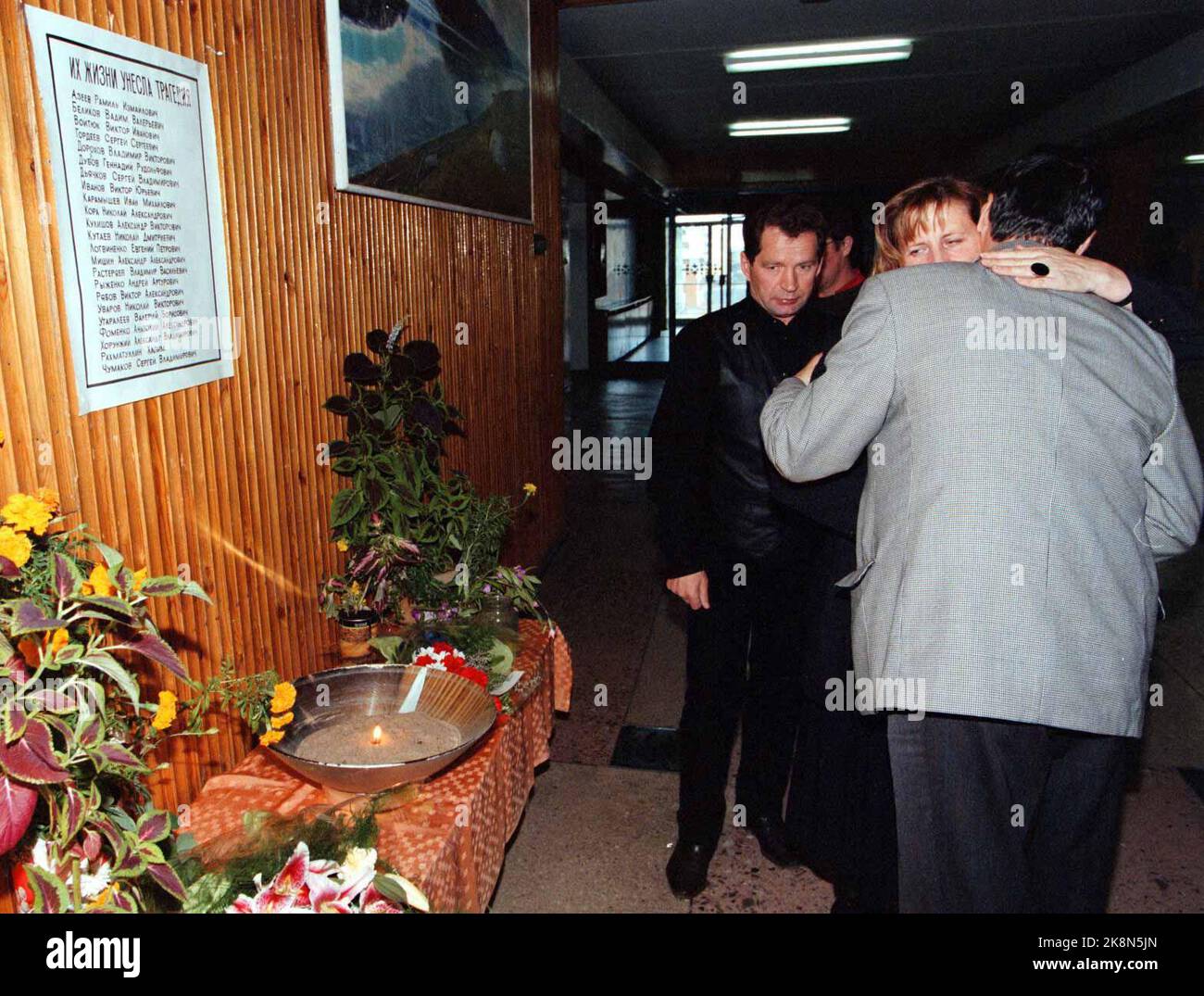 Barentsburg 19970920: Mining accident Barentsburg. The Norwegian government's flower greeting was placed on the memorial board of the 23 dead in the cultural center by trade union leader Vasilij Saukh (back to V). Justice Minister Gerd-Liv Valla conveys moved condolences to the Vice President of the Russian Coal Workers' Union, Ivan Mokhnachuk. Photo: Rune Petter Ness / NTB / NTB Stock Photo