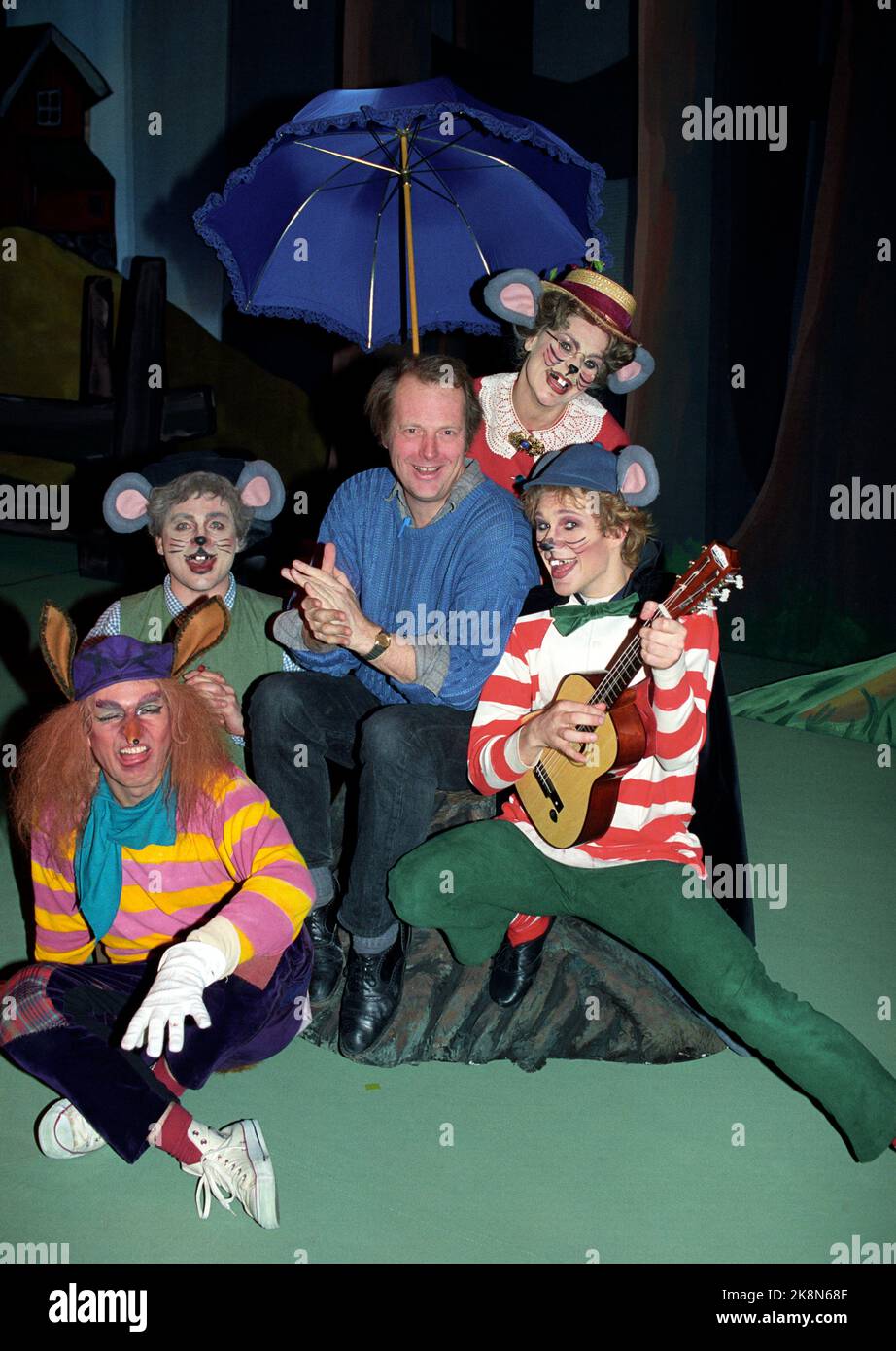 Oslo February 12, 1992. 'The animals in Hakkebakkeskogen' are played at the National Theater. Theater Manager Stein Winge is responsible for the director and scenography of the play. Here he is with some of the actors. Photo; Terje Bendiksby / NTB / NTB Stock Photo