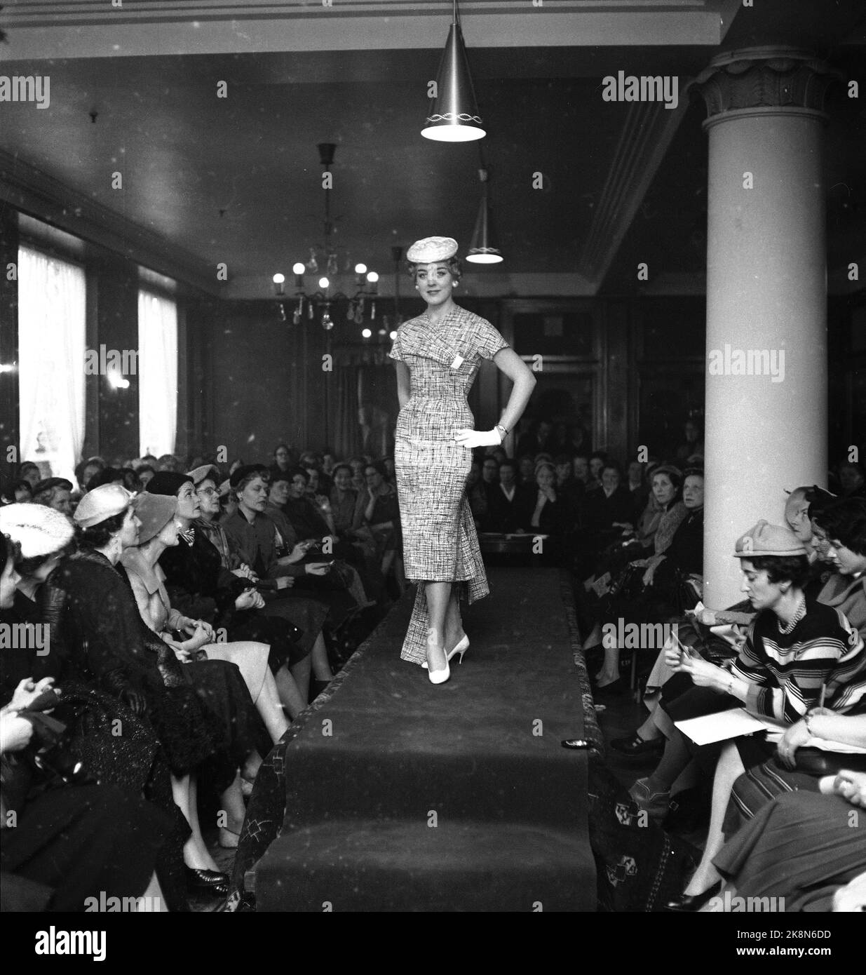 Oslo spring 1956: Great activity in Steen and Strøms Systue two days before the view of this year's fashion. The magazine's sewing room sews so -called 'petite couture', less expensive variants of international model creations. Here from the fashion show a few days after the current visit. Here is an elegant suit and associated hat. Some of the disturbance in the image is due to the spectators' smoking. One has placed the ashtray on the catwalk. Photo: Current / NTB Stock Photo