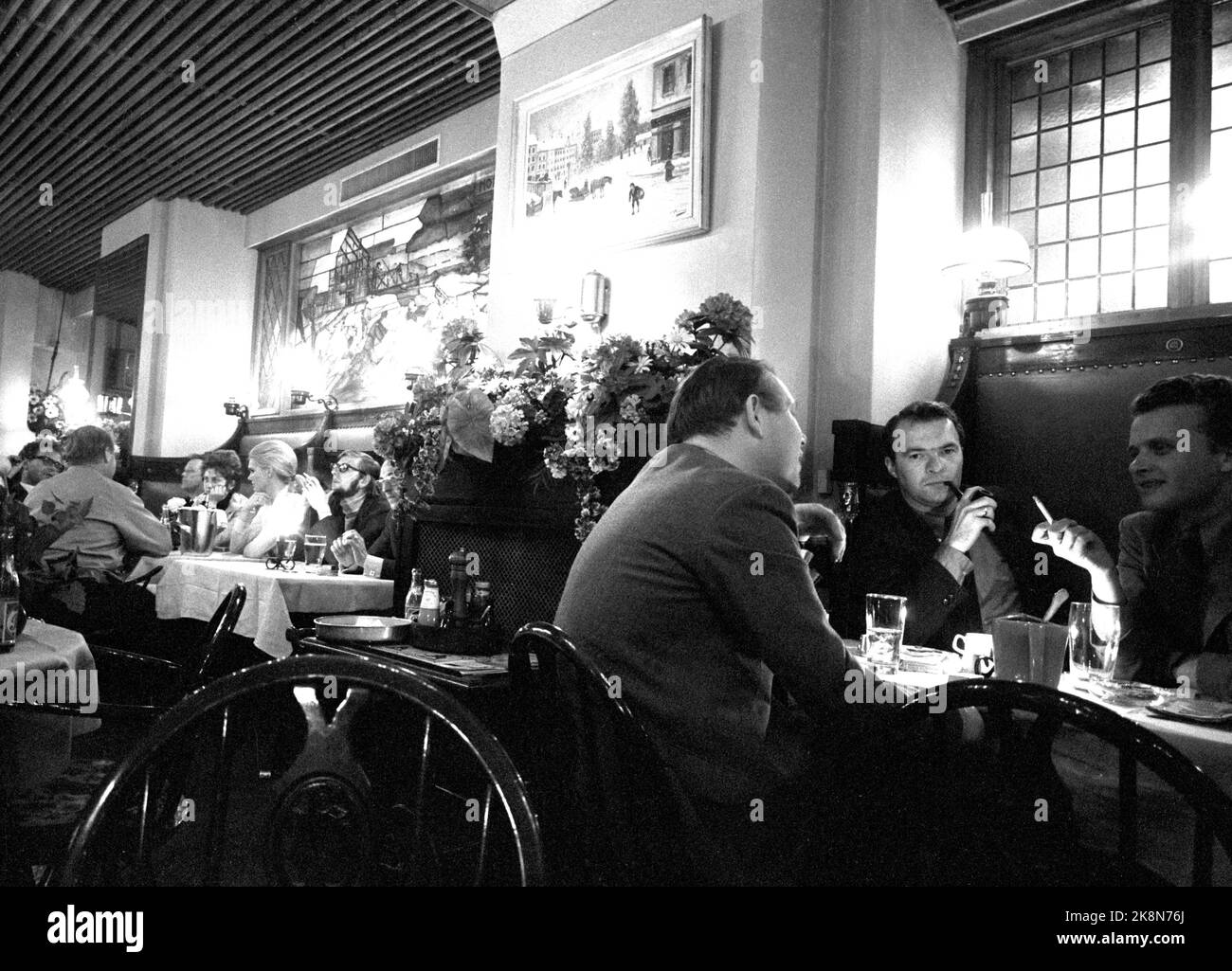 Oslo June 1971: The Tostrup cellar is Norway's political duck pond. Politicians and press people in beautiful association. Almost here sits Arve Solstad (with his back), to v. In the booth Per Vassbotn from Dagbladet and T. Stortingman Einar Førde. Photo: Aage Storløkken / Current / NTB Stock Photo