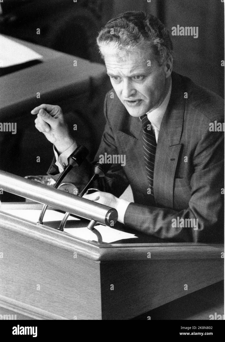 Oslo 19881018 Labor Party Representative Einar F rde On The Pulpit In oslo-19881018-labor-party-representative-einar-f-rde-on-the-pulpit-in