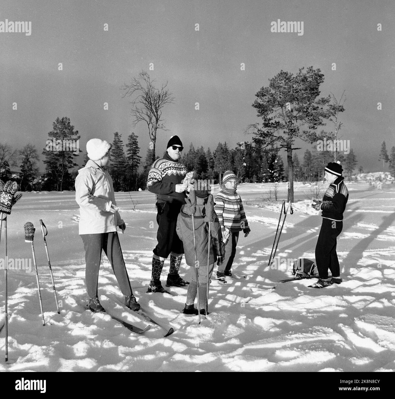 Hakadal 19630113 The new Varingskollen ski center has been opened, with chairlift, alpine trails and hiking trails. Here is a family on skiing. Father in knit sweaters and nods, mother in anorak and tensile pants. The child with his back to has a bubble jacket, the others have knitted sweaters. Photo: Thorberg / NTB / NTB Stock Photo