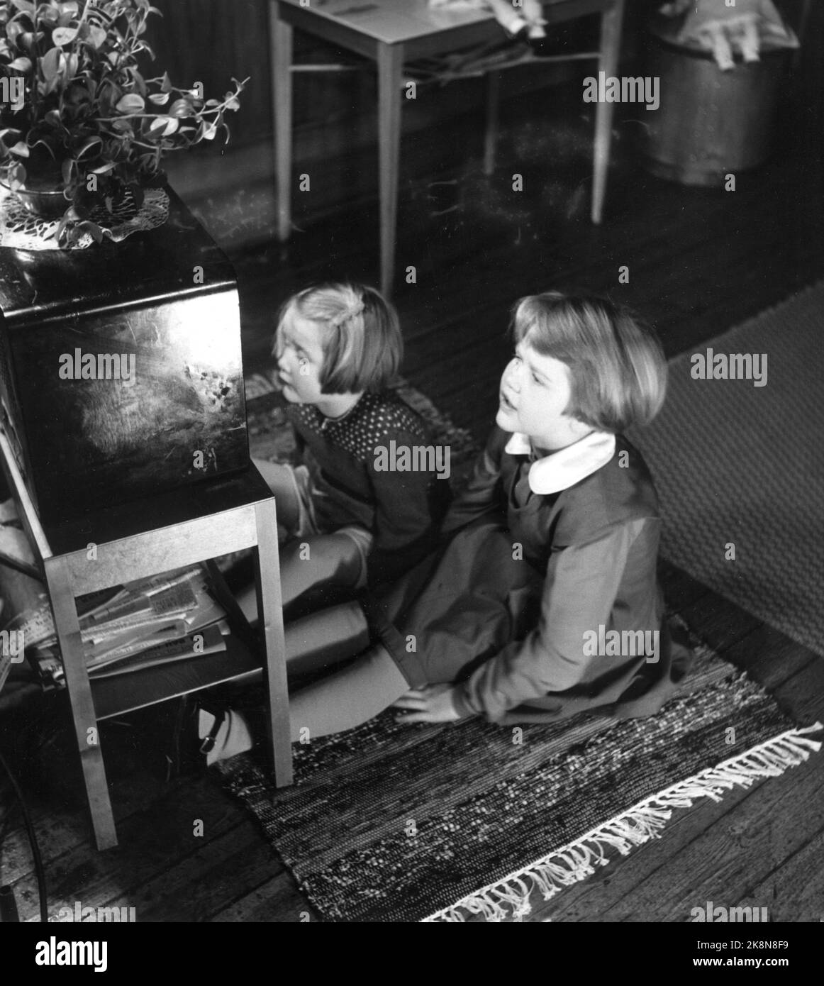Oslo 1951 The radio program Children's Hour for the little ones. The two little girls Turid and Solveig listen to the children's lesson where Else Wildhagen reads adventure. Photo: Sverre A. Børretzen / Current / NTB Stock Photo