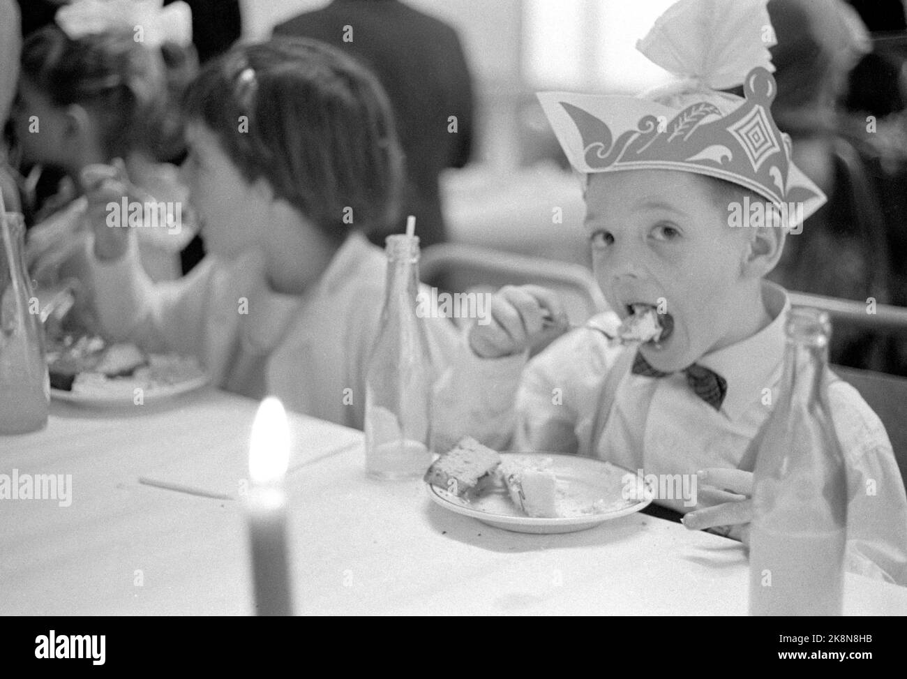 Oslo 19601128 Chanukka lasts until Easter. The Chanukka party has begun - Jewish light party. For eight days, the Jews last last. From the celebration in the synagogue in the Mosaic religious community in Oslo. This year's big event is the children's party that takes place once during Chanukka. It wakes paper hats, soft drinks, cakes and large bags of candy. Photo: Sverre A. Børretzen / Current / NTB Stock Photo
