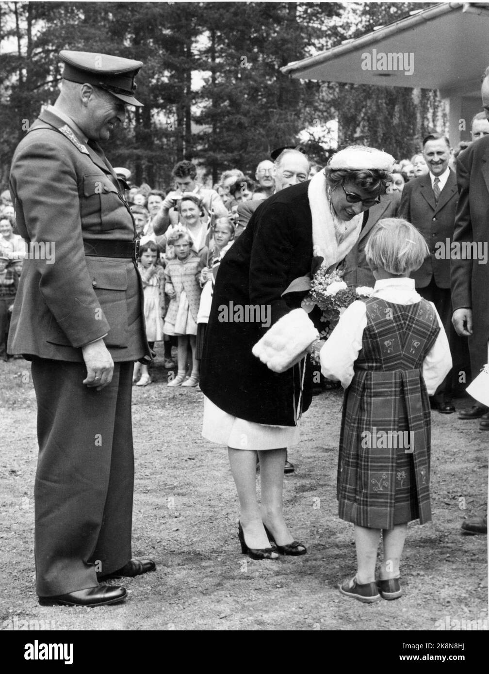 Thirteen June 17, 1958. King Olav, the journey. Princess Astrid gets ...