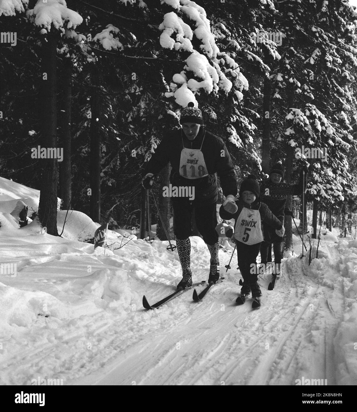 Oslo January 21, 1967. Ski runners from the decided world -elite showed up at the starting line when a housing cooperative on the outskirts of Oslo arranged ski runs for the youngest - in a collaboration with the picture magazine Current. Here, Sverre Bakke, four years, who chose to start without spells. He received a cautious guidance from cross -country coach Oddmund Jensen on the first stage, but when he first realized what it was all about, he was not to stop. Jensen cracked in total, and he was hopeless far after Sverre went over goals in fine form. Photo: Ivar Aaserud / Current / NTB Stock Photo