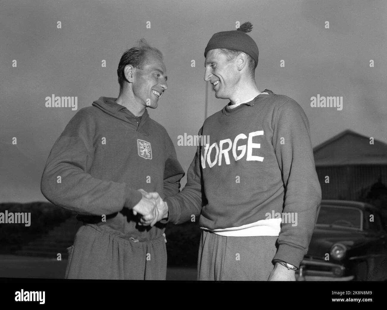 London 1948: Olympic Games, Athletics, 5000 meters Experimental Heat: Emil Zatopek (TV) greets Martin Stokken after the race. Martin Stokken was active in both cross -country skiing and athletics. Photo: NTB / NTB archive Stock Photo
