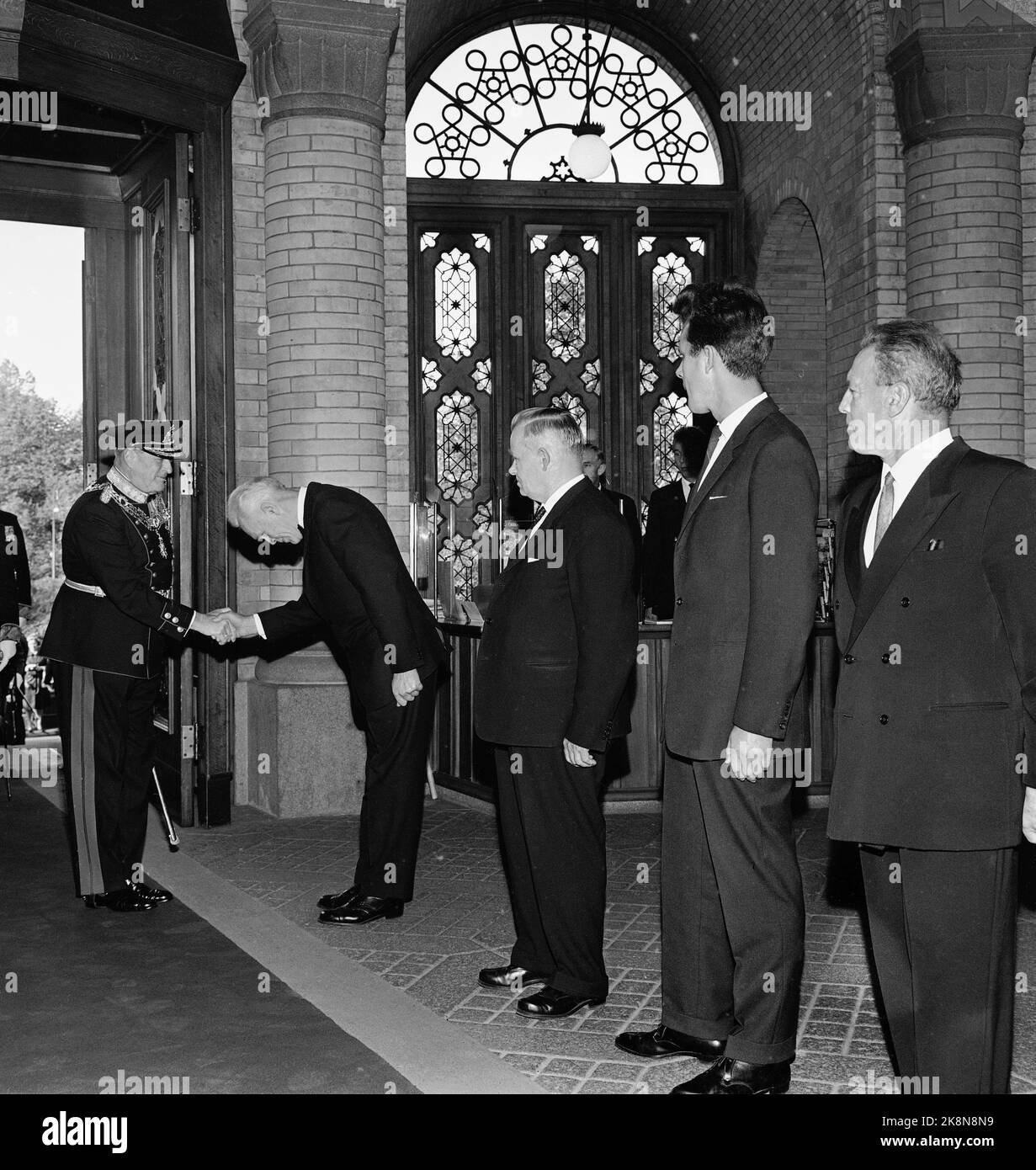 Oslo 19641002 Opening of the Storting. King Olav arrives at the Storting and greets representatives of the elected officials. Photo: NTB / NTB Stock Photo