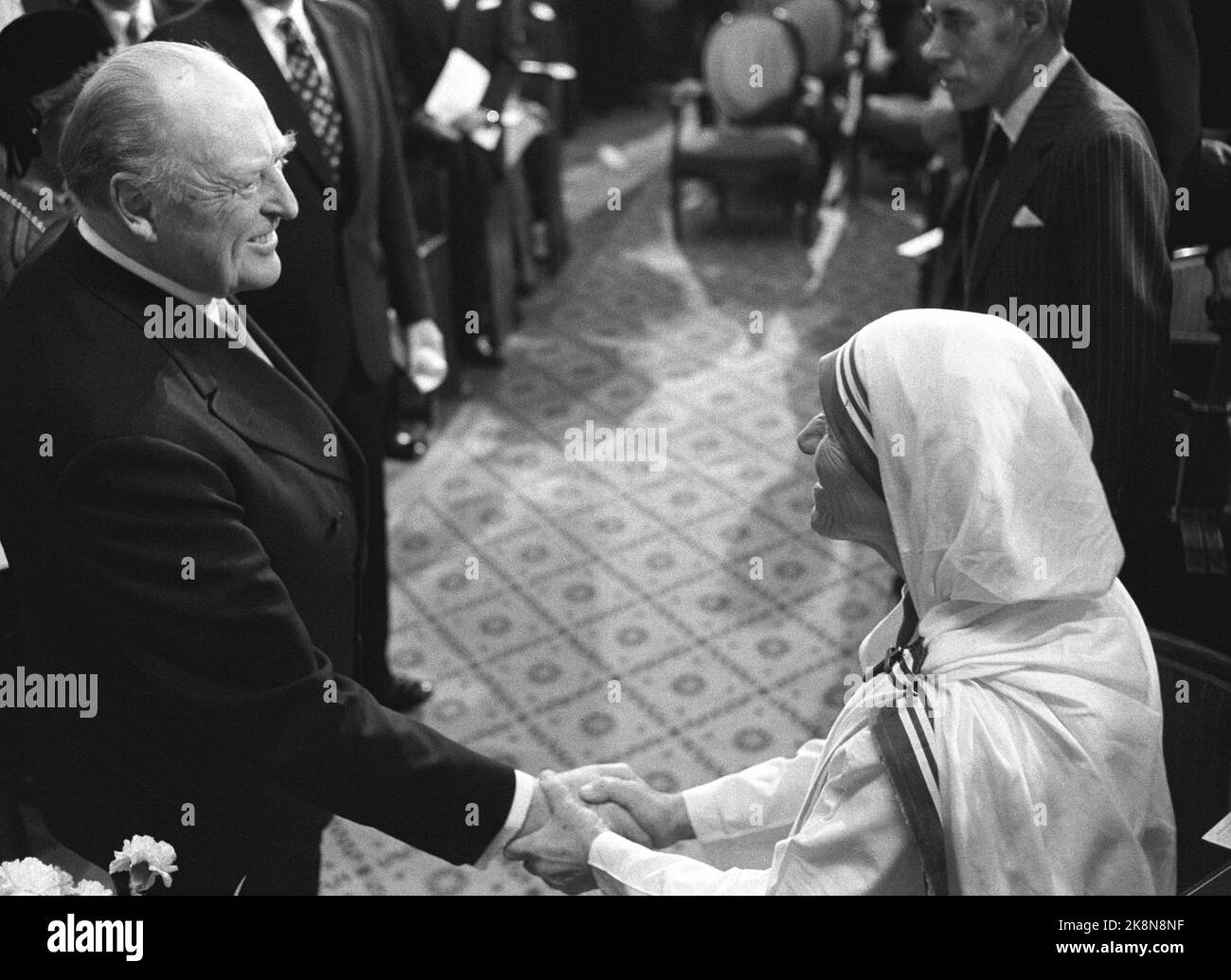 Oslo 19791210 The Peace Prize: Nobel Peace Prize for 1979 to Mother Teresa. Here from the distribution in the University Aula. Here King Olav greets mother Teresa. Photo NTB / NTB Stock Photo