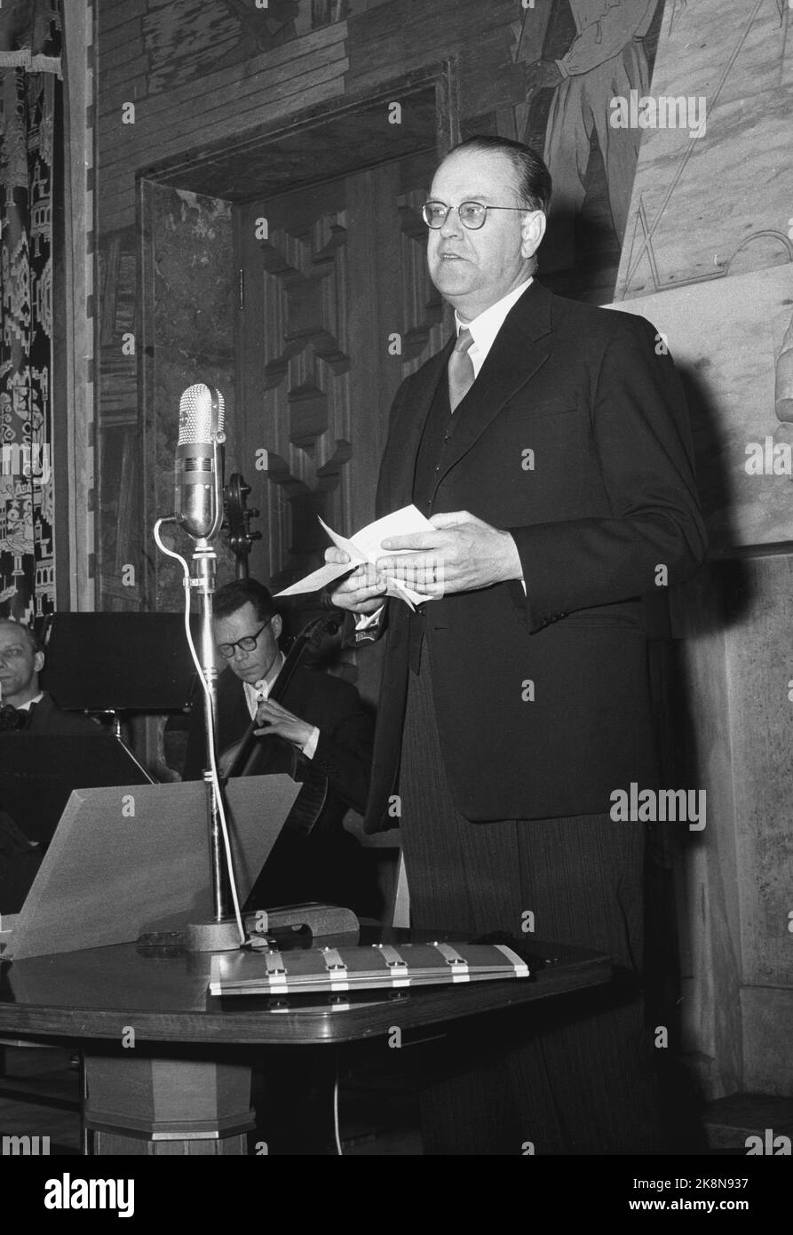 Tage Erlander After The Award In The Town Hall Photo Hi res Stock 