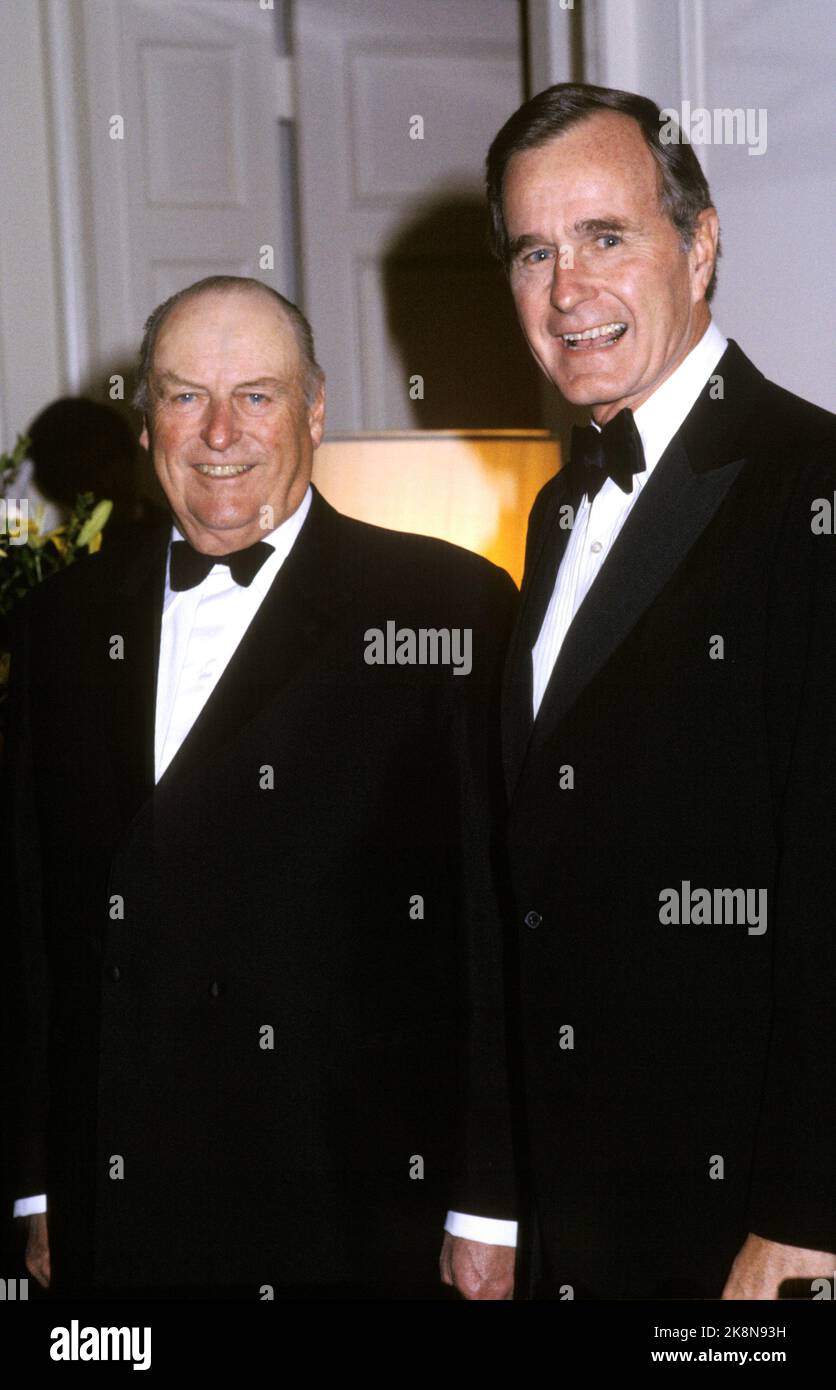 Washington, USA 19821018. King Olav in the United States. Here we see King Olav together with Vise President George Bush during the dinner at the embassy. Smiling. Photo; Bjørn Sigurdsøn NTB Archive / NTB Stock Photo