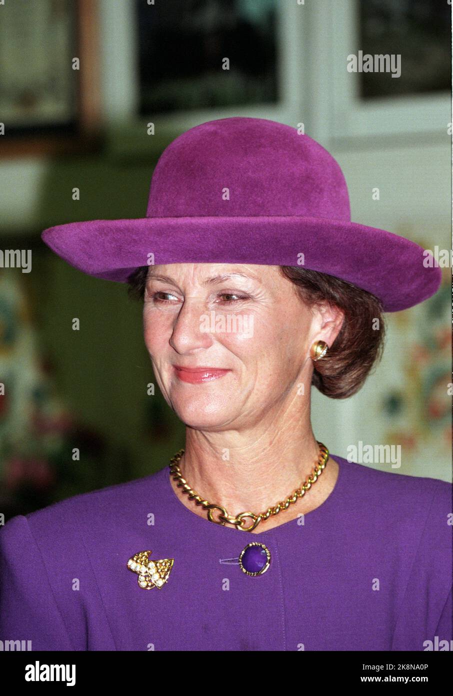 Minneapolis, USA 199510. The royal couple's journey in the United States. King Harald and Queen Sonja on an official visit to the United States. The picture: Queen Sonja visits the heather flower Care Center. (Queen's outfit: Purple suit and hat. Chain, brooch and earrings in gold.) Photo: Terje Bendiksby Stock Photo