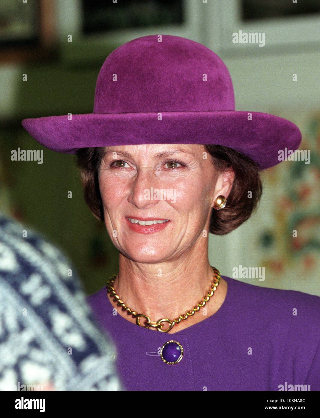 Minneapolis, USA 199510. The royal couple's journey in the United States. King Harald and Queen Sonja on an official visit to the United States. The picture: Queen Sonja visits the heather flower Care Center. (Queen's outfit: Purple suit and hat. Chain and earrings in gold.) Photo: Terje Bendiksby Stock Photo