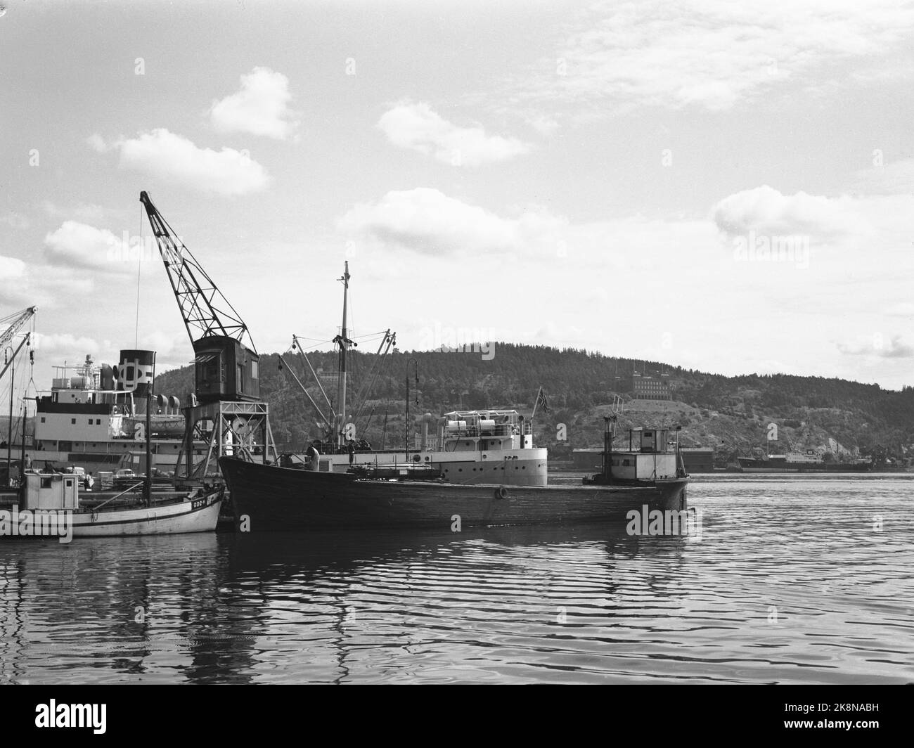 Oslo. 19490715. motif taken from the Vippetangen. In the background are Ekebergåsen and Bekkelaget with the Seamen's School. Cranes and different types of boats also characterize the subject. Photo: NTB Stock Photo