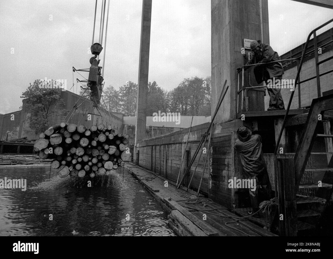 Skien May 1969. Discontent among the workers in Union Bruk in Skien, after the general meeting decided to allocate shareholders NOK 10 million to be paid tax -free over five years. The employees thought the money could have gone to rectify the company and give them safer working conditions. For example, this tap that lifts logs. Had it reached further into the river, the workers could easily and less dangerously got the timber into the factory. Photo: Ervik / Current / NTB Stock Photo