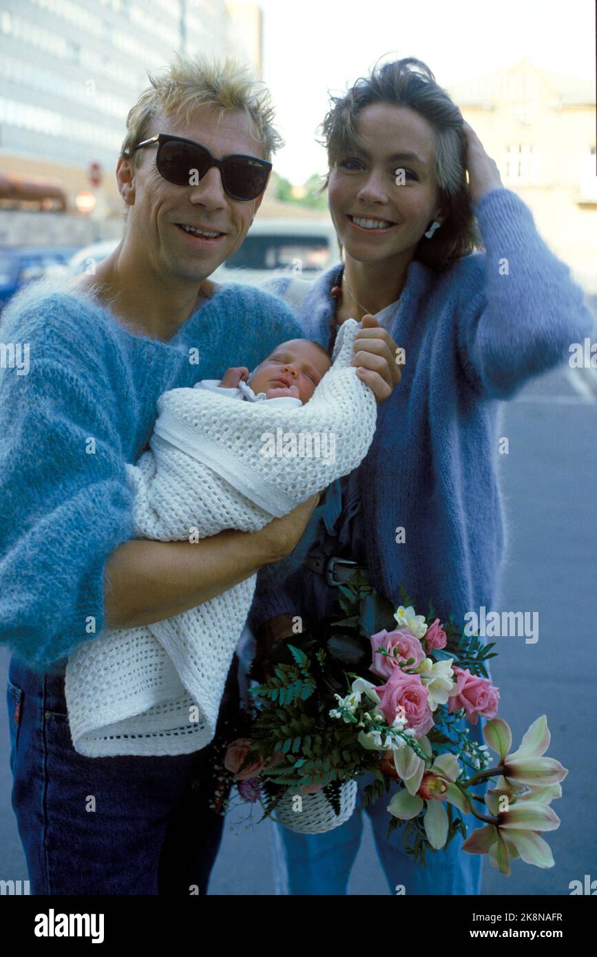 Oslo 1984-08: Artist couple Jahn Teigen and Anita Skorgan together with  their newborn child, Sara Skorgan Teigen, outside Ullevål Hospital in Oslo  on 31 August 1984. Photo: Per Løchen / NTB Stock Photo - Alamy