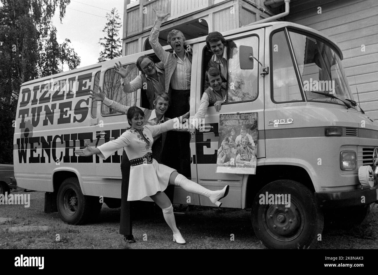 Oslo 19710903. Artist Wenche Myhre is back in the limelight after giving birth to a son in May. She is going on a nationwide tour with Dizzie Tunes. Here the tour participants in front of the newly purchased tour bus. Photo: NTB / NTB Stock Photo