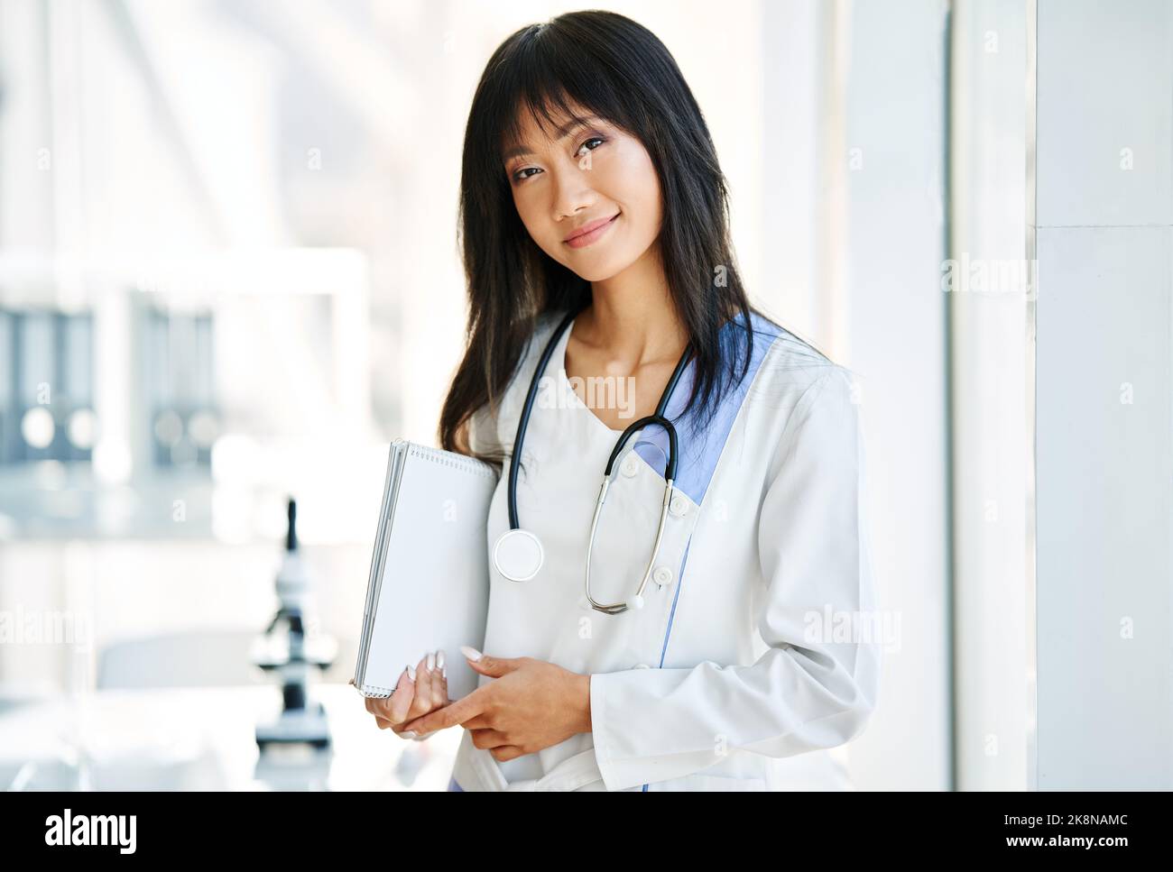 Female asian doctor hi-res stock photography and images - Alamy