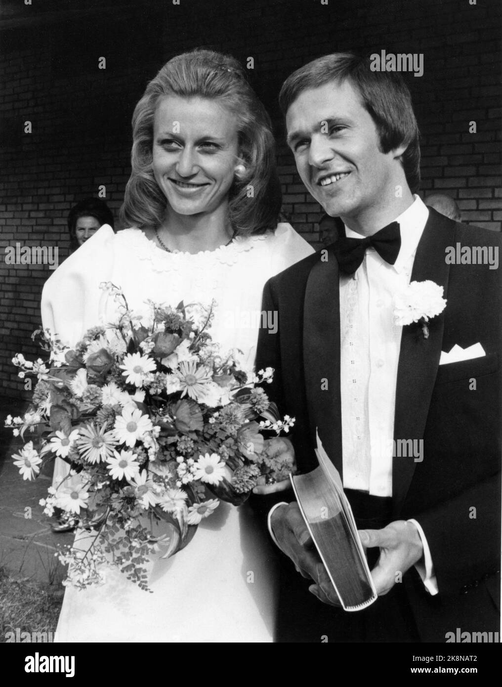 Oslo 19750627: Athlete Grete Andersen marries Jack Waitz and becomes Grete Waitz. Here the bridal couple after the wedding. Photo: NTB / NTB Stock Photo